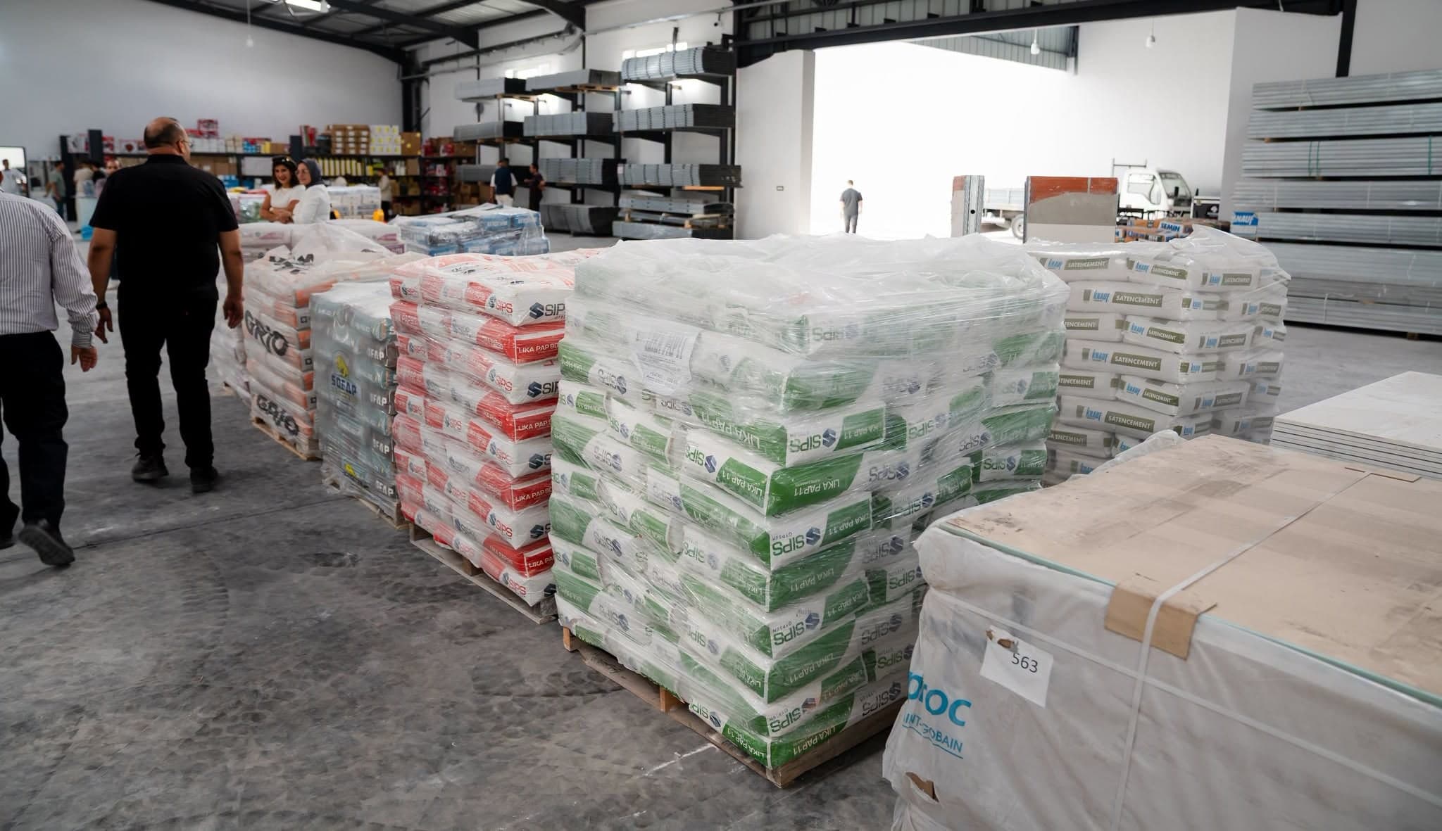 Allées de l'entrepôt CSCD entre les palettes de sacs