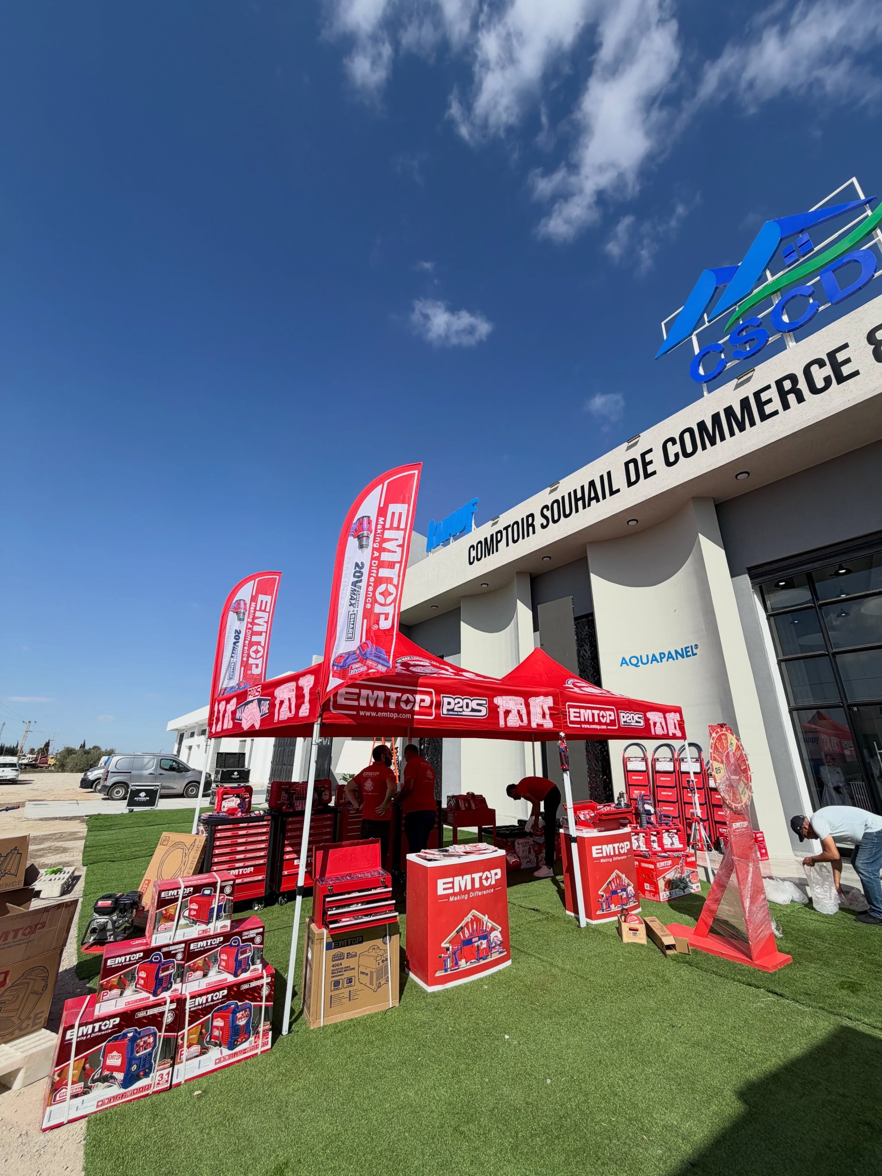 Stands d'outillage devant le dépôt CSCD